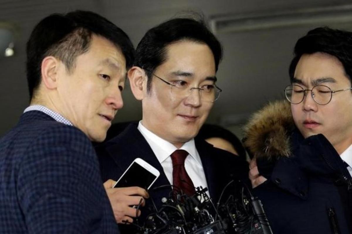 Samsung Group chief to be charged with bribery, embezzlement amid scandal